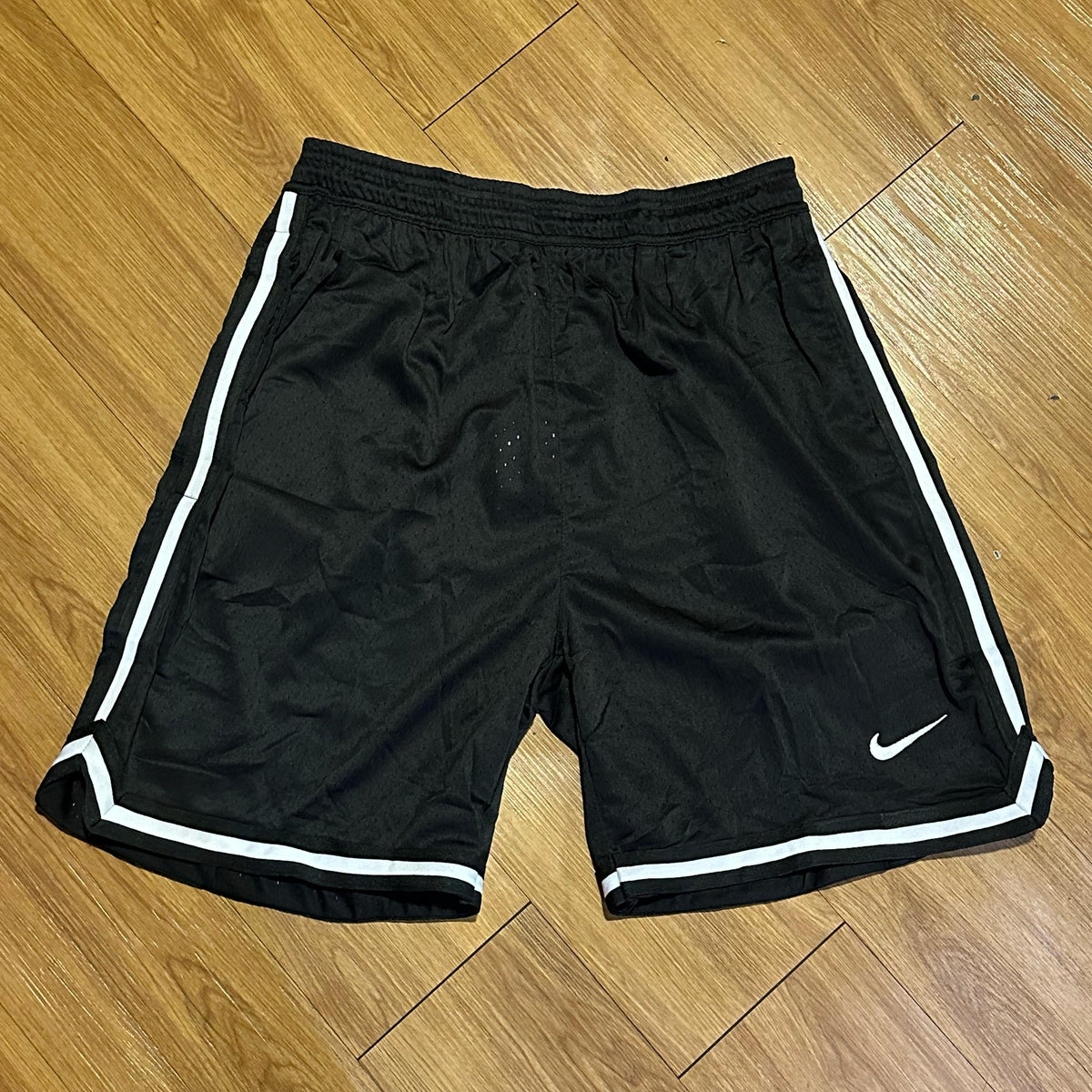 Pantaloneta Nike Negra con borde blanco